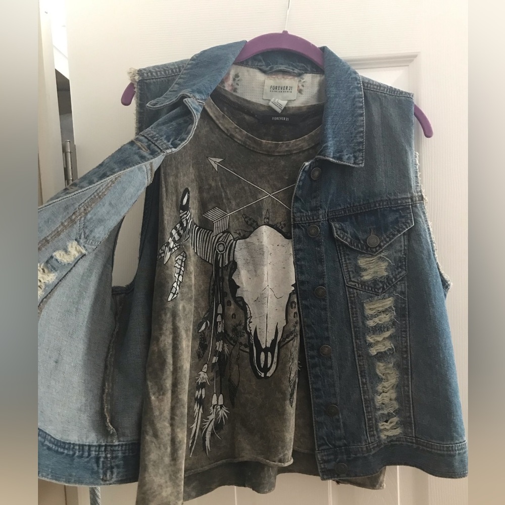 Comfy and loose fitted tank top with ripped jean vest